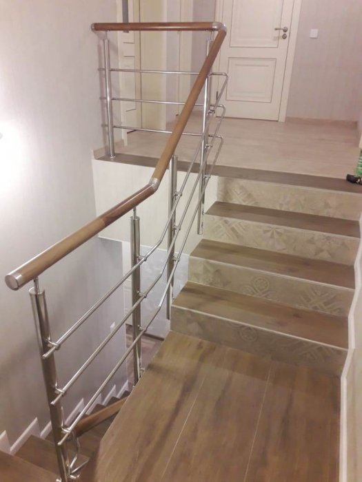 Дизайн лестницы в доме: пример дизайнерской лестницы с фото
