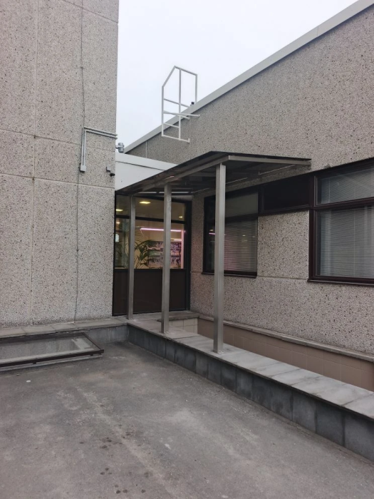 Установка стеклянного козырька на каркасе